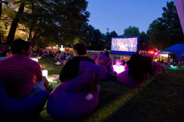 „Atempause im August“ im Endspurt:   Erst sportlich Auspowern, dann entspannen beim Open-Air-Kino